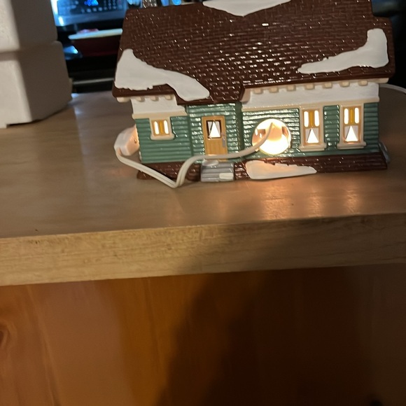 Department 56.54372 Snow Village Craftsman Cottage ￼ - Picture 10 of 10